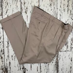 Roundtree & Yorke Travel Smart Dress pant men’s 42x36 pleated front cuffed leg